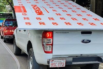 «Nenecho» traslada su cartelería electoral en móviles de la Municipalidad