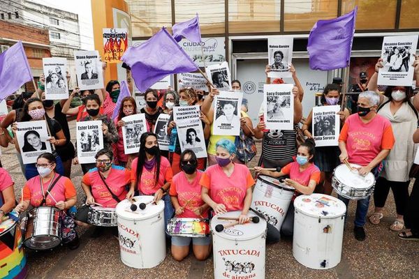 Paraguayas exponen fotos de mujeres luchadoras contra homenaje a Abdo Benítez - Nacionales - ABC Color