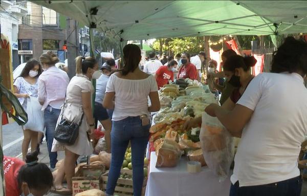 Día de la Mujer Paraguaya: campesinas hicieron entrega de sus producciones