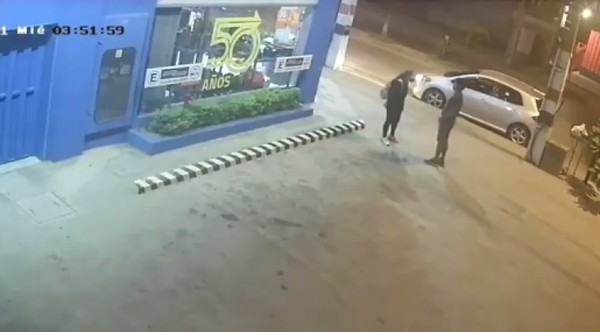 Buscan a un hombre que propinó una brutal golpiza a una mujer en la vía pública - Megacadena — Últimas Noticias de Paraguay