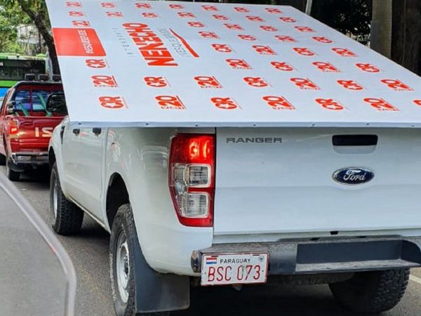 Usan camioneta de la Municipalidad para llevar cartel alusivo a campaña de Nenecho