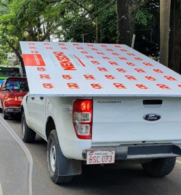 Usan camioneta de la Municipalidad para llevar cartel alusivo a campaña de Nenecho