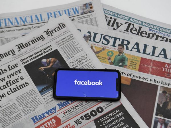 Australia aprueba ley para que Google y Facebook paguen a medios locales