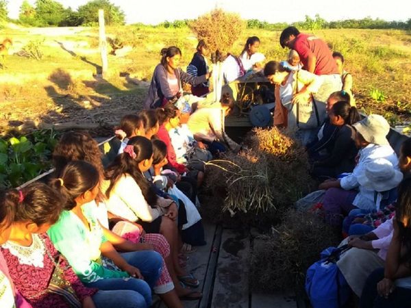 Desde Puerto Casado a Vallemí, las maskoy cruzan el río para subsistir