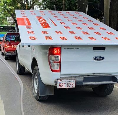 Usan móvil municipal para llevar  cartel de Nenecho - Nacionales - ABC Color