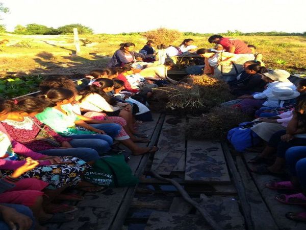 Vallemí: Mujeres indígenas cruzan el río para subsistir