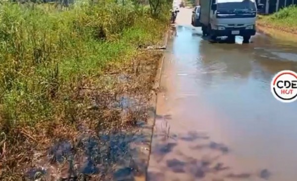 Arroyo desbordado por malezas inunda la Avda. Julio César Riquelme