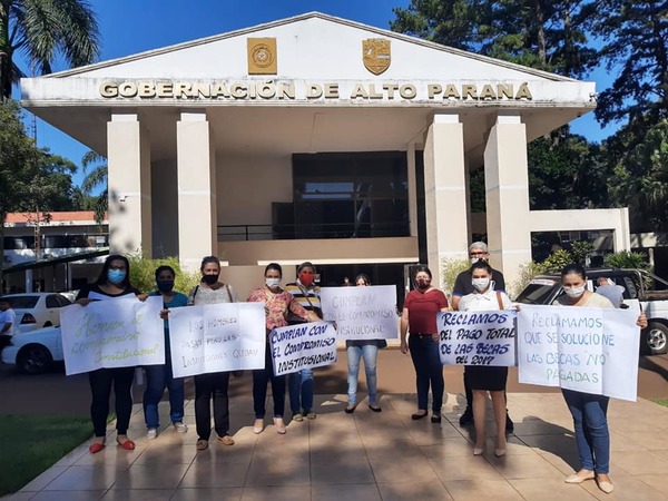 Becados estafados por la Gobernación exigen pagos para culminar sus estudios