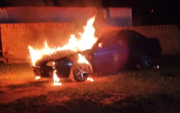 Vehículo de comunicador ardió en llamas en Yhú - Noticiero Paraguay