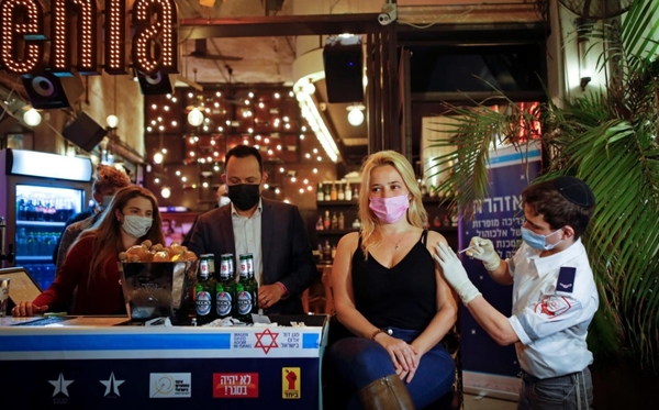 Bar en Israel ofrece bebidas gratis a quienes se vacunan contra el covid-19