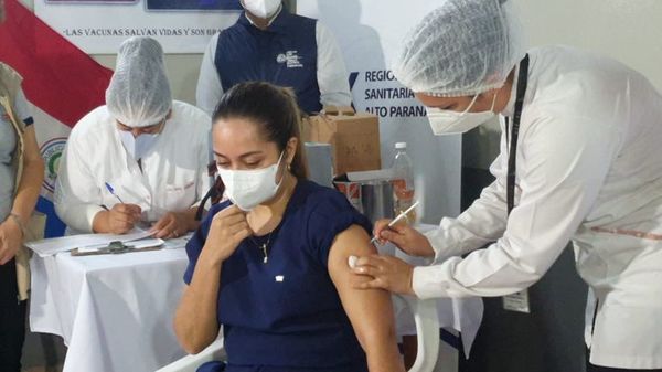 Aclaran que primeras dosis son para todo el personal de primera línea, no solo enfermeros y terapistas - Nacionales - ABC Color