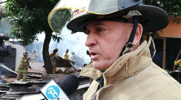 Capitán de bomberos habría obligado a su ex a hacer tríos o divulgaría contenido sexual - Noticiero Paraguay