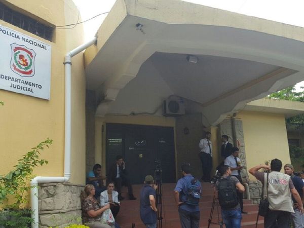 Una mujer escapa por el techo de una dependencia policial