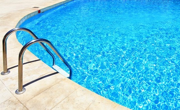 Niña muere ahogada en piscina de su casa en Ñemby