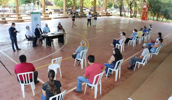 Familias relocalizadas de Encarnación reciben sus títulos de propiedad