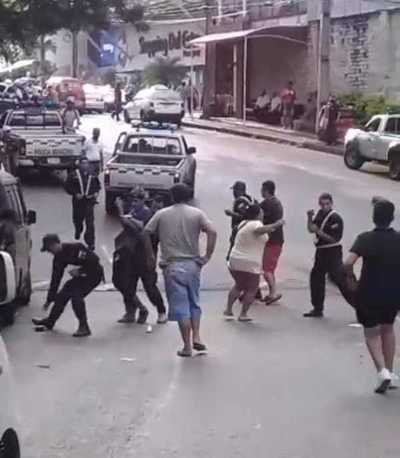 Paseros agreden a agentes de tránsito en el microcentro de CDE