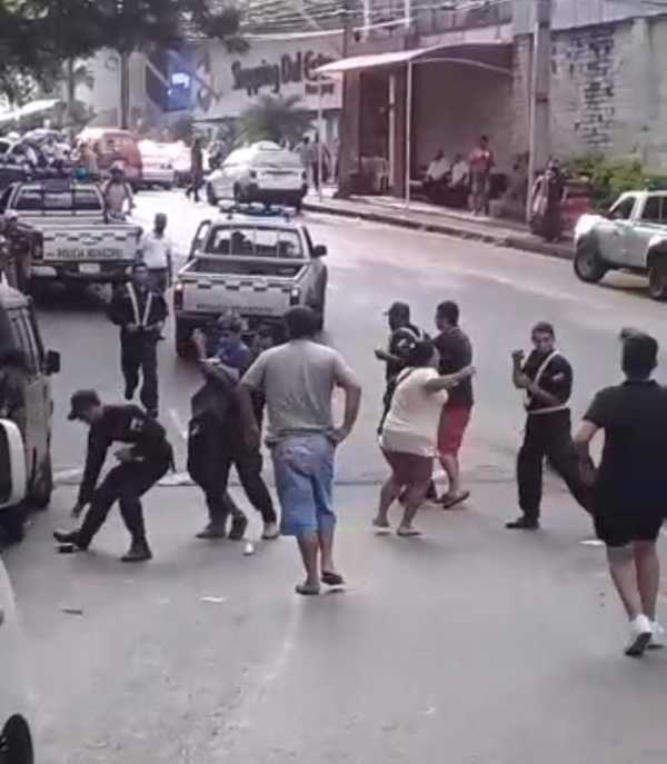 Paseros agreden a agentes de tránsito en el microcentro de CDE