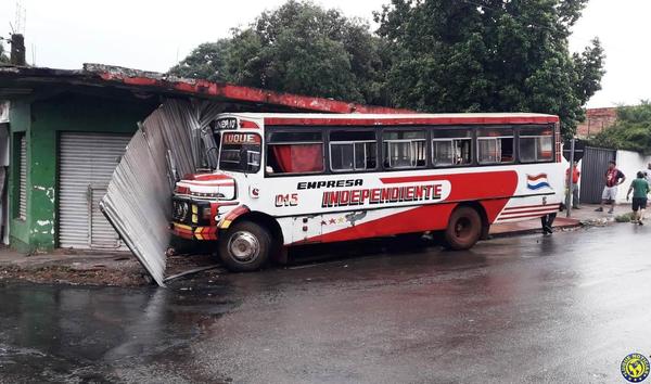 Bus chatarra y sin frenos choca contra una despensa en Luque •