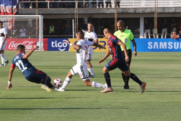 Éber Aquino, nuevamente el juez del superclásico