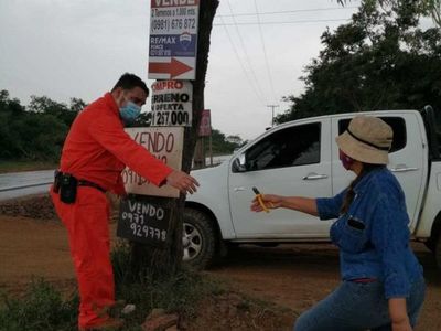 Retiran carteles que estaban colocados por árboles en Ypané