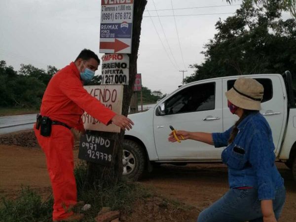 Retiran carteles que estaban colocados por árboles en Ypané