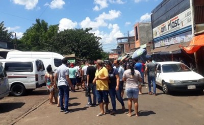 A “verdurazos” echan del Mercado de Abasto a agentes “anticontrabando”