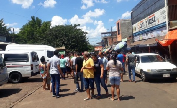 A “verdurazos” echan del Mercado de Abasto a agentes “anticontrabando”