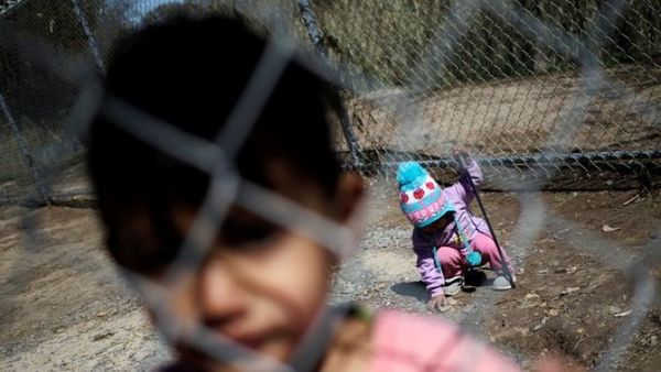 Más de 700 niños permanecían detenidos en la frontera entre México y EE.UU.