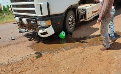 Motociclista muere tras caer debajo de un camión