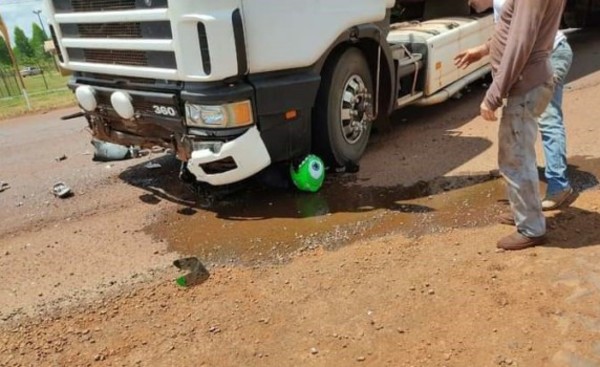 Motociclista muere tras caer debajo de un camión
