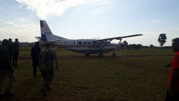 Vicepresidente Velázquez de campaña en avión de la Fuerza Aérea