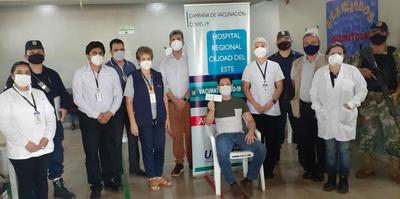 300 trabajadores en primera línea contra COVID fueron inmunizados
