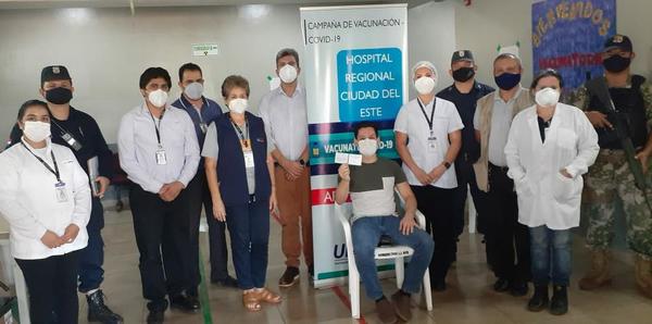 300 trabajadores en primera línea contra COVID fueron inmunizados