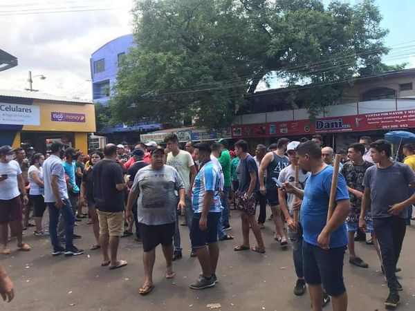 Repelen a huevazos a comitiva anticontrabando en el Mercado de Abasto de CDE - ABC en el Este - ABC Color