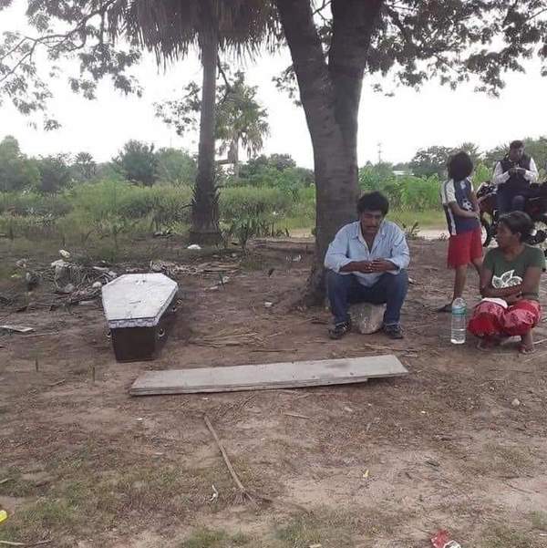Lamentable: Hombre esperó por horas para trasladar el cuerpo de su madre | Ñanduti