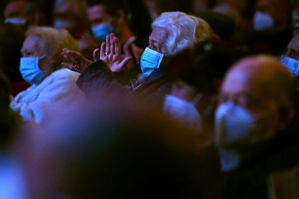¡Por fin! Residentes de geriátricos van al teatro en España