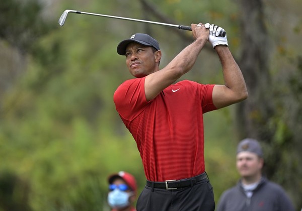 Tiger Woods sufrió graves heridas en sus piernas en un fuerte accidente automovilístico