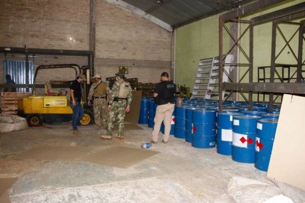 Senad halla tambores con presunto precursor de drogas en Roque