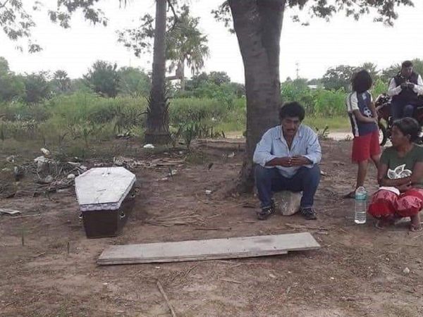 Nativo esperó horas para trasladar el féretro de su madre hasta el Chaco