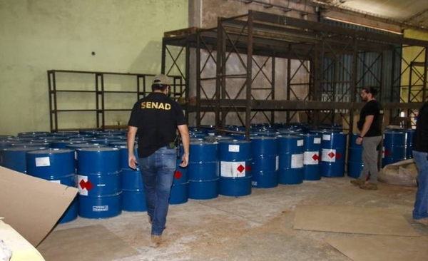 Diario HOY | Confirman que tambores hallados en un depósito contienen químico utilizado para refinar cocaína