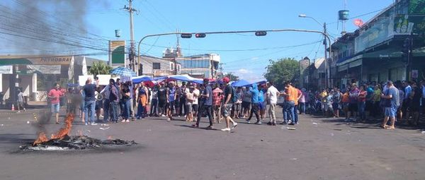 Comerciantes del mercado de CDE instalan carpa de la resistencia, tras quemar cubiertas y cerrar avenida - ABC en el Este - ABC Color