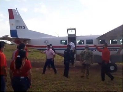 Vicepresidente en campaña política, con avioneta de la Fuerza Aérea