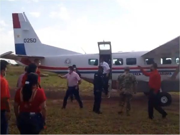 Vicepresidente en campaña política, con avioneta de la Fuerza Aérea
