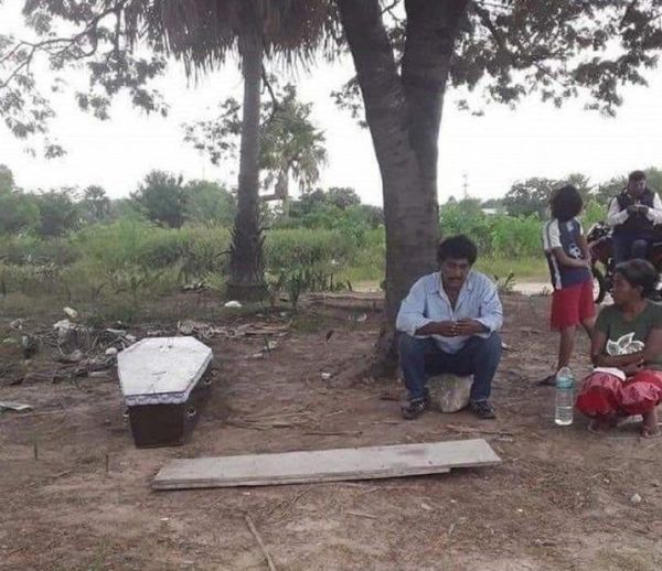 Nativo esperó horas para trasladar el féretro de su madre hasta el Chaco