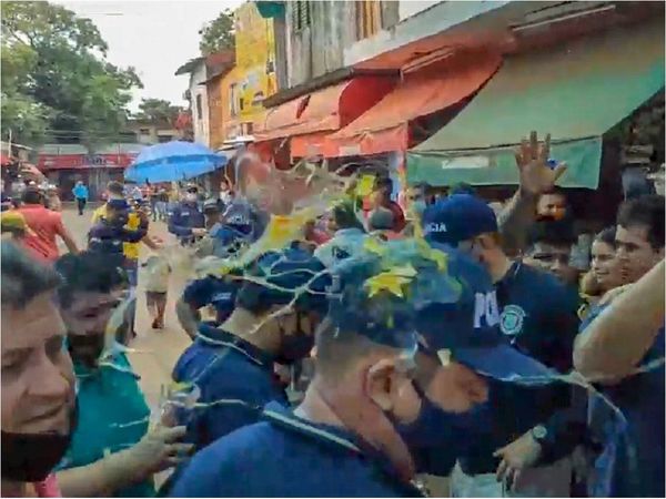 Abasto de CDE: Comerciantes atacan a huevazos a agentes anticontrabando