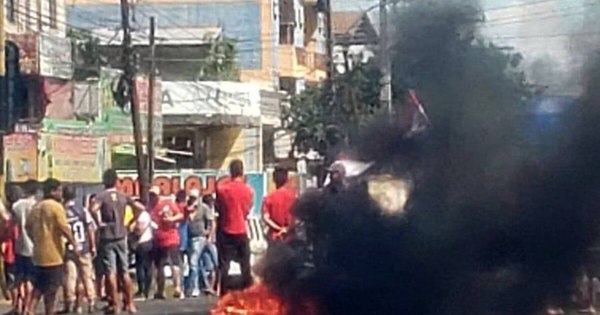 La Nación / Expulsan a comitiva anticontrabando