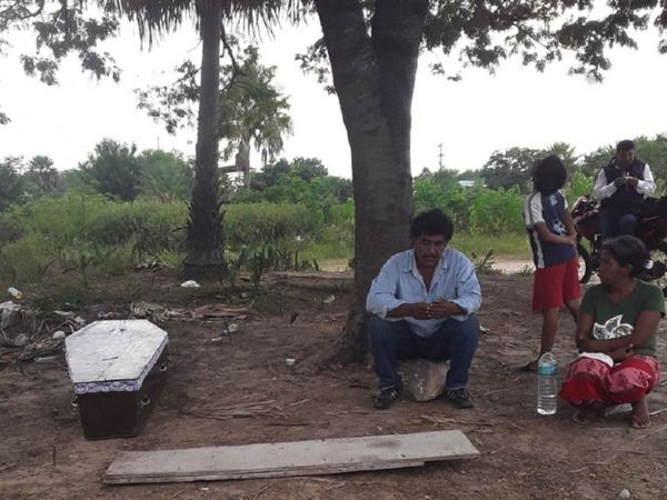 Indígenas viven calvario para llevar  ataúd hasta el Chaco