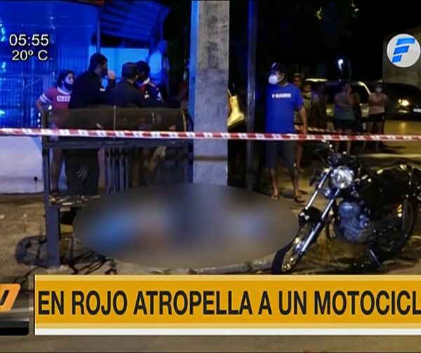 Pasó semáforo en rojo y atropelló a motociclista