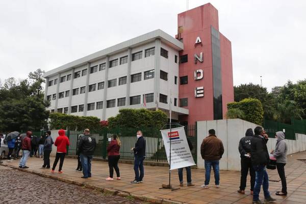Por millonarias tragadas, imputan a 3 funcionarios corruptos de la ANDE