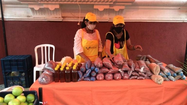 Diario HOY | Feria de pequeños productores "De la colonia a tu mesa" frente a la sede del Indert